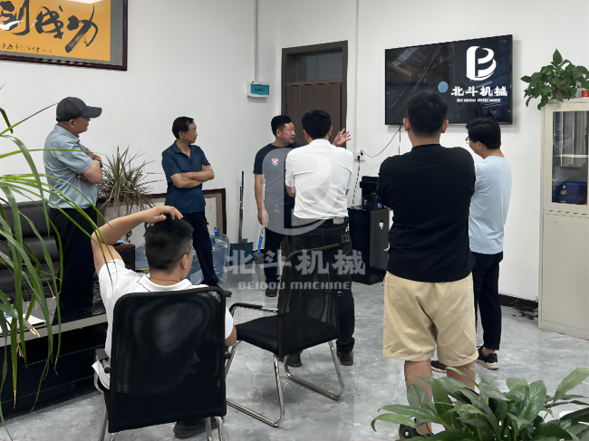 張工為客戶講解炭化設備設計理念與生產流程
